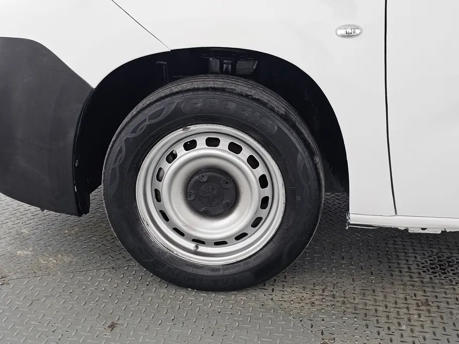 2022 Peugeot Partner Short van 