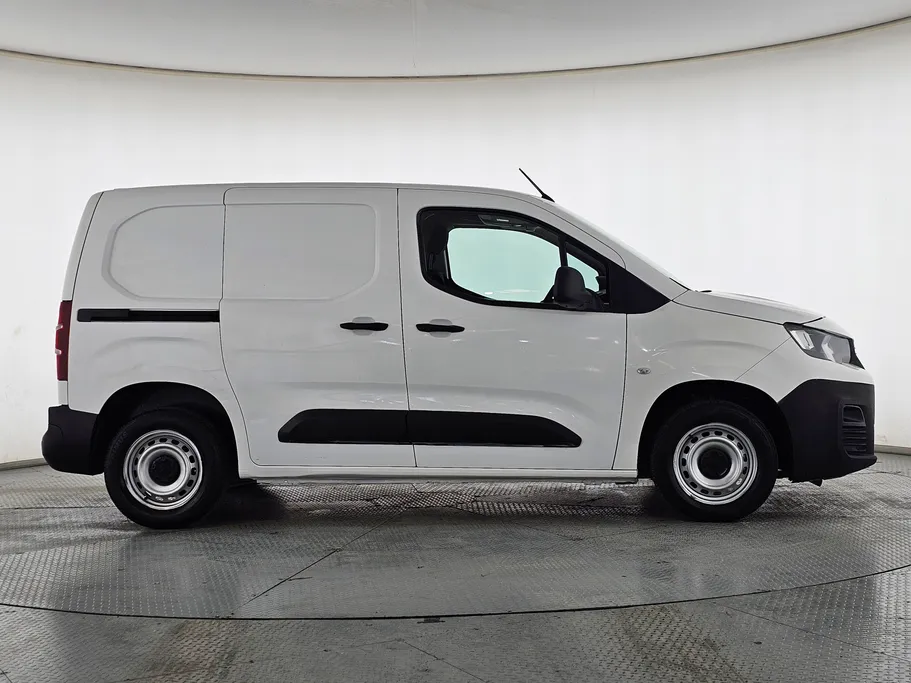 2022 Peugeot Partner Short van 