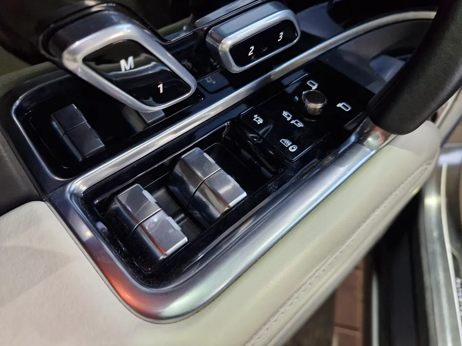 لاند روفر رنج روفر Autobiography  2024 