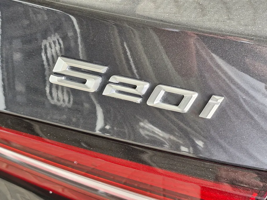 بي ام دبليو الفئة الخامسة 520i 2024 