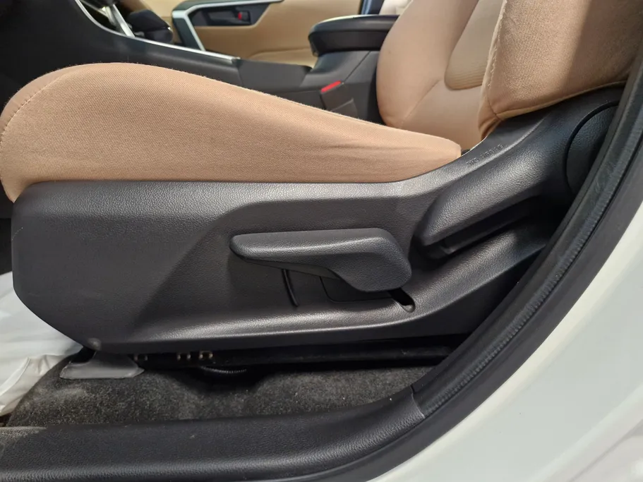 تويوتا راف فور LE 2024 