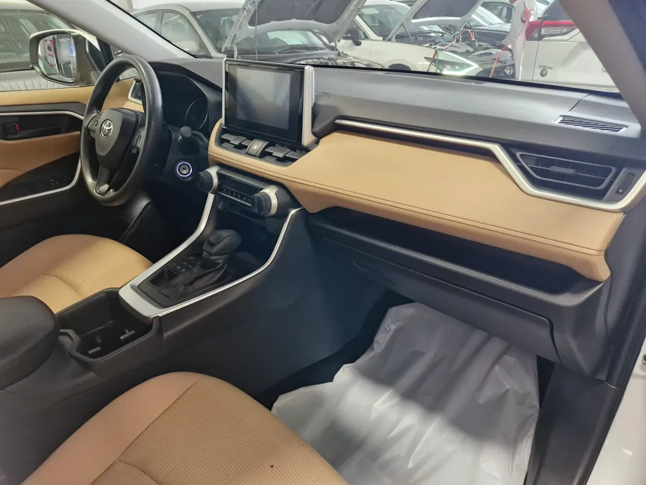 تويوتا راف فور LE 2024 