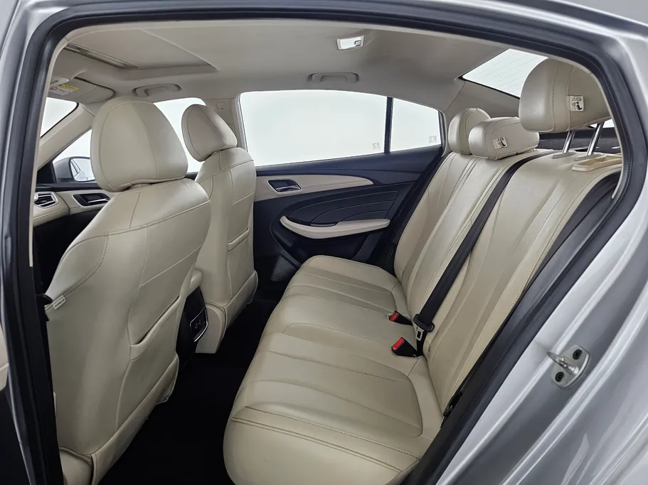 ام جي 5 LUX 2023 