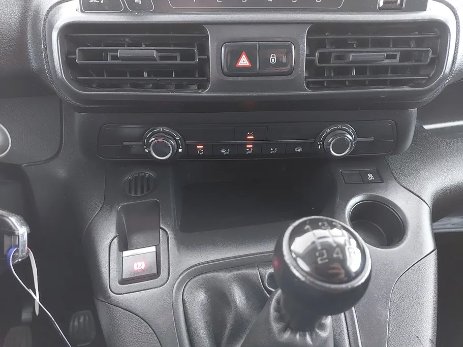 2022 Peugeot Partner Long van 