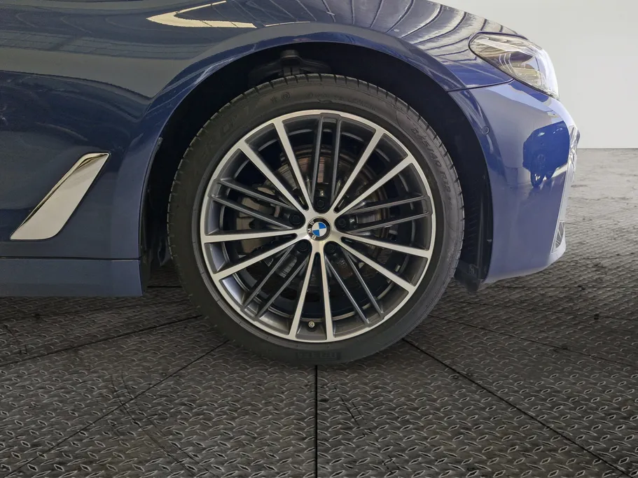 بي ام دبليو الفئة الخامسة 520i 2023 