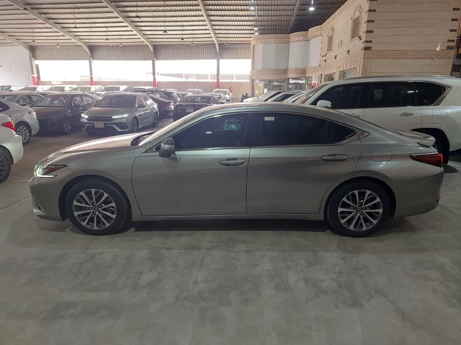 لكزس ES 300 AH Hybrid  2024 