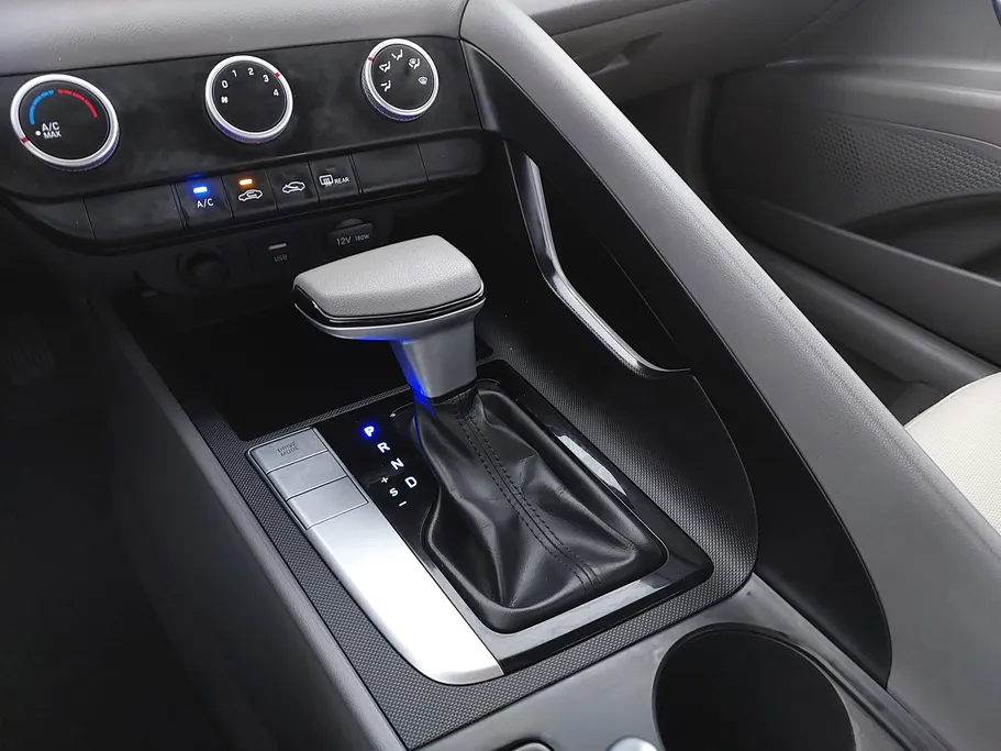 2022 Hyundai Elantra Smart 