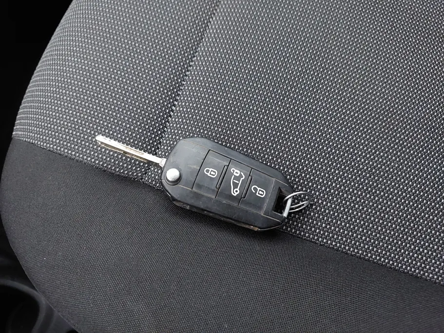 2023 Peugeot Partner Long van 