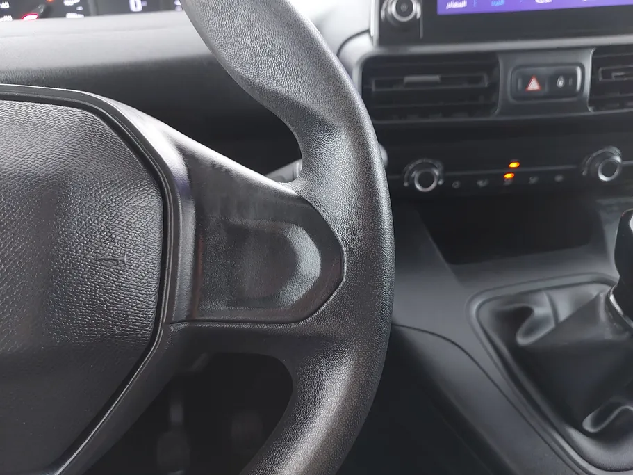 2023 Peugeot Partner Long van 