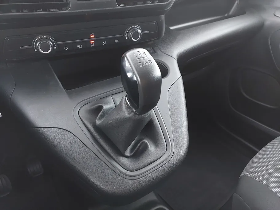 2023 Peugeot Partner Long van 