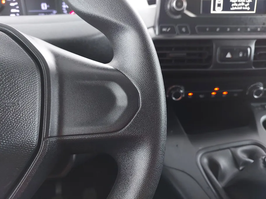 2023 Peugeot Partner Short van 