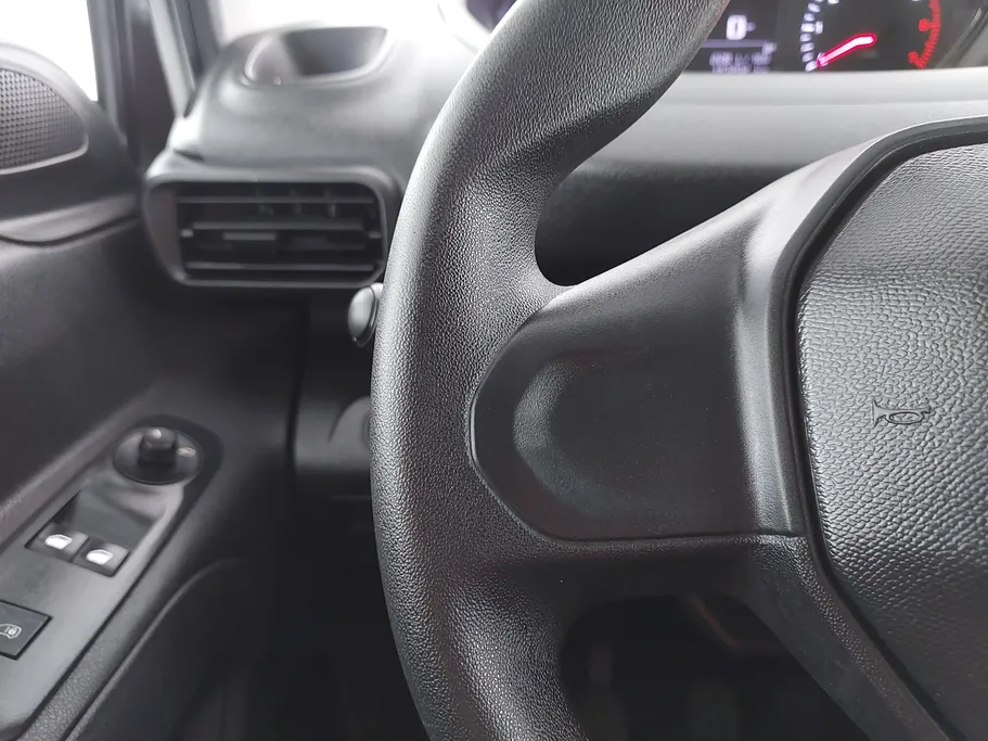 2023 Peugeot Partner Short van 