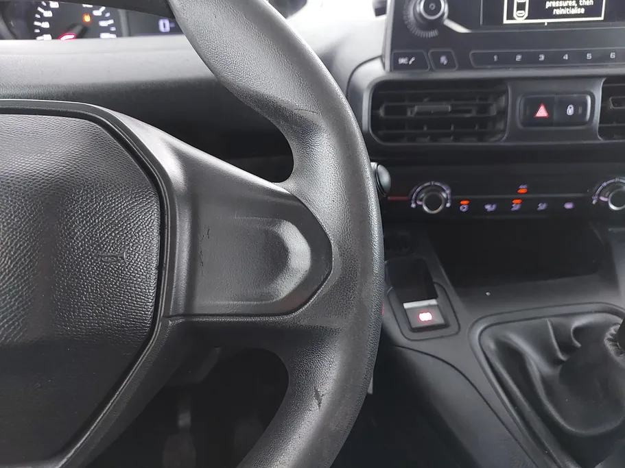 2022 Peugeot Partner Short van 