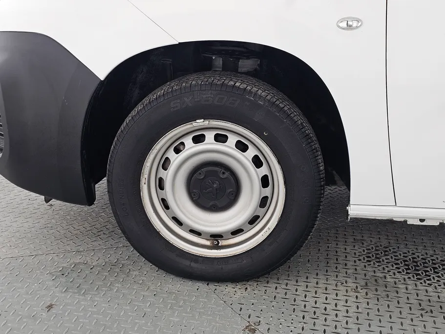 2022 Peugeot Partner Short van 