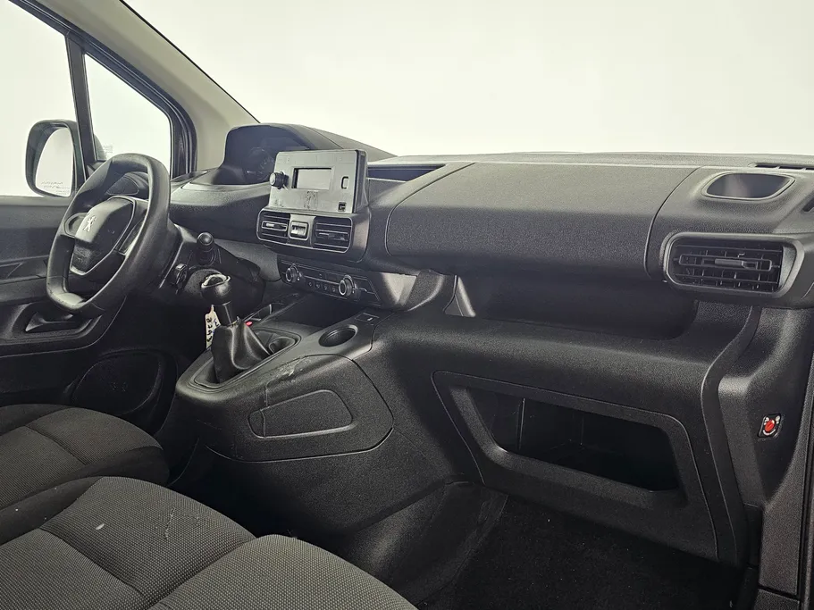 2022 Peugeot Partner Short van 