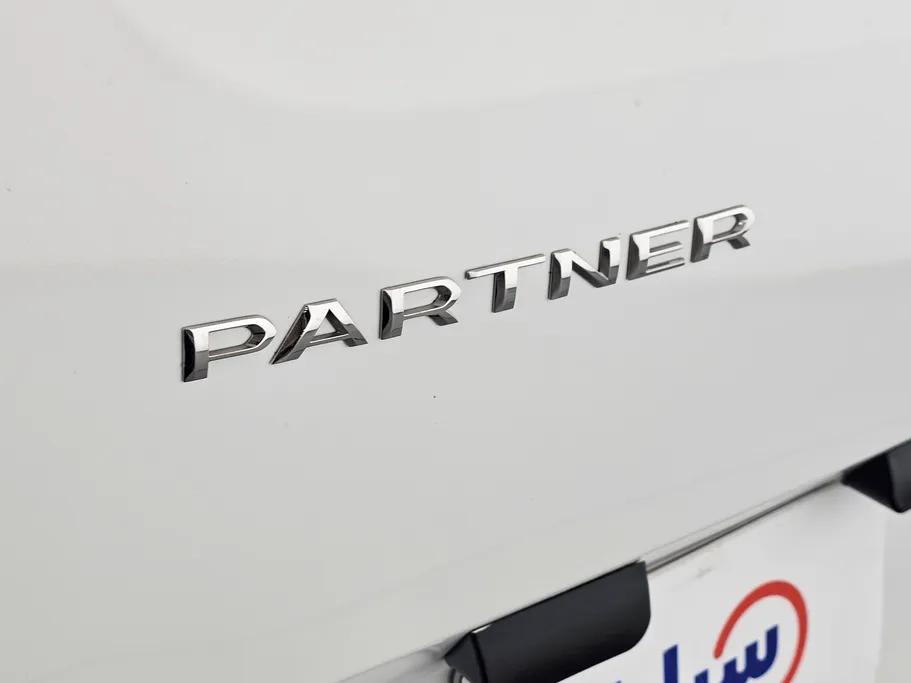 2022 Peugeot Partner Short van 