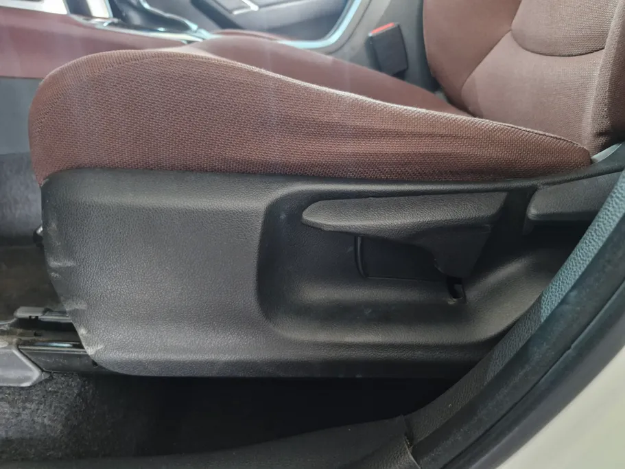 2024 Toyota Corolla Cross XLE HEV 