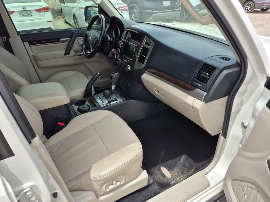 2022 Mitsubishi Pajero GLS 4Doors 
