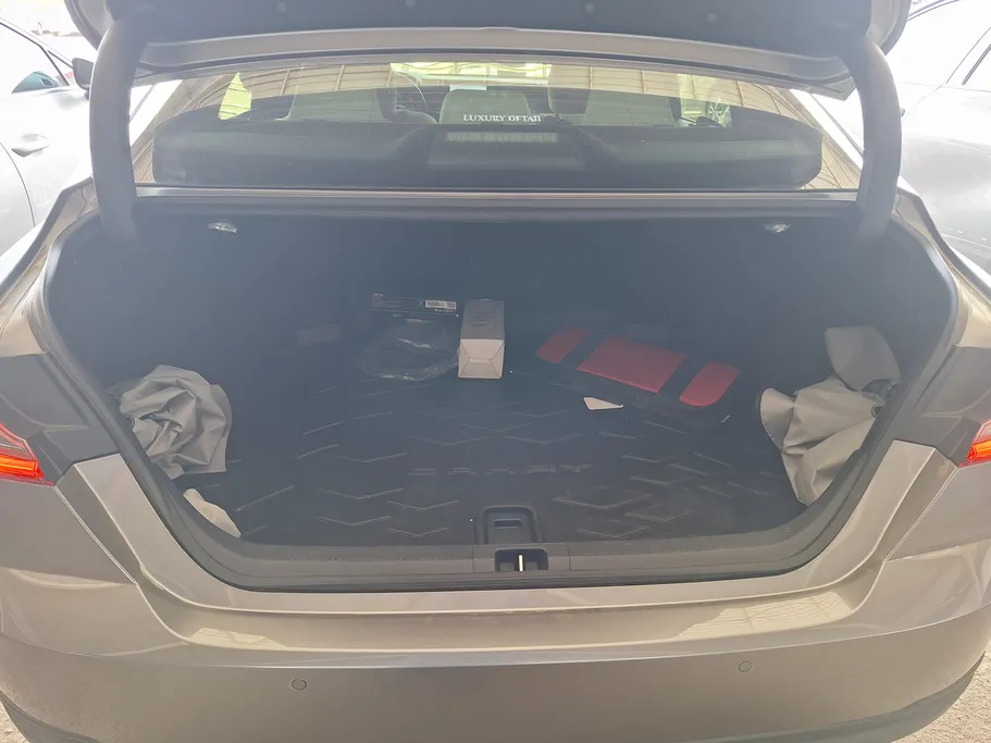 تويوتا كامري LE 2025 