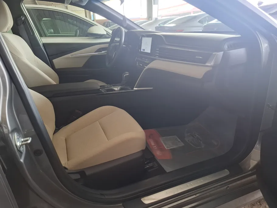 تويوتا كامري LE 2025 