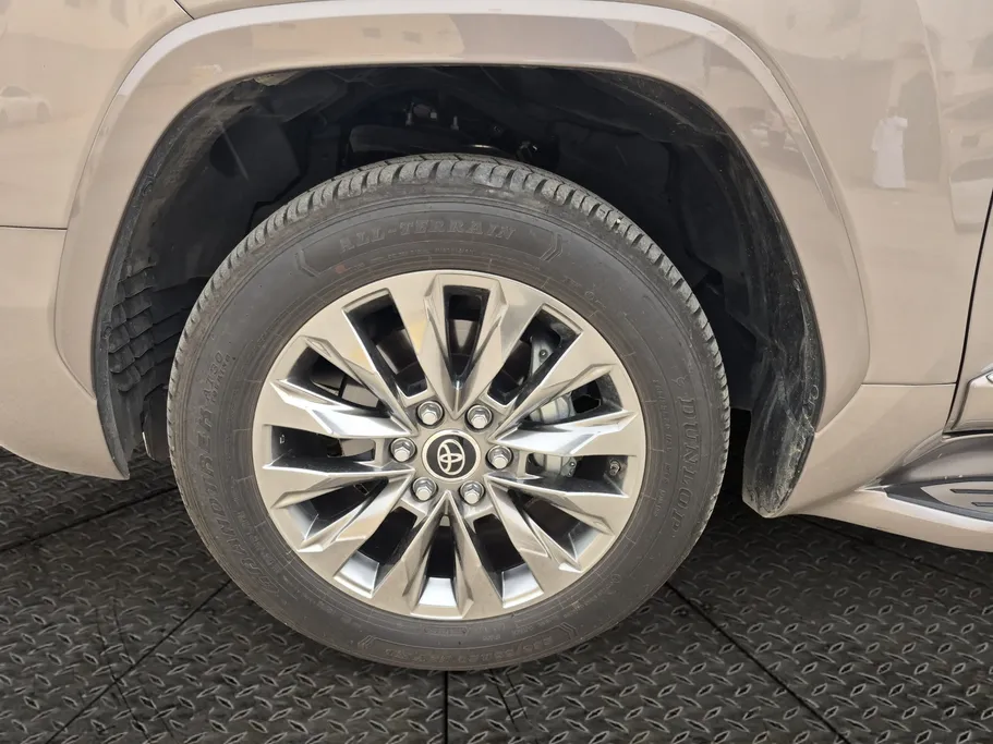 2025 Toyota Land Cruiser VXR 