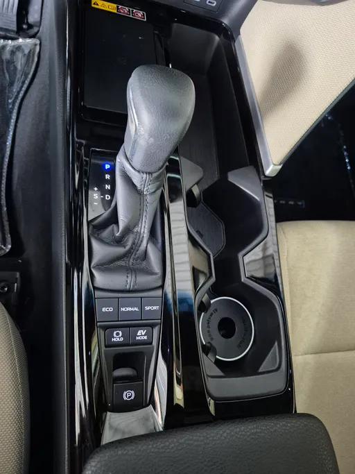 تويوتا كامري LE HEV 2025 