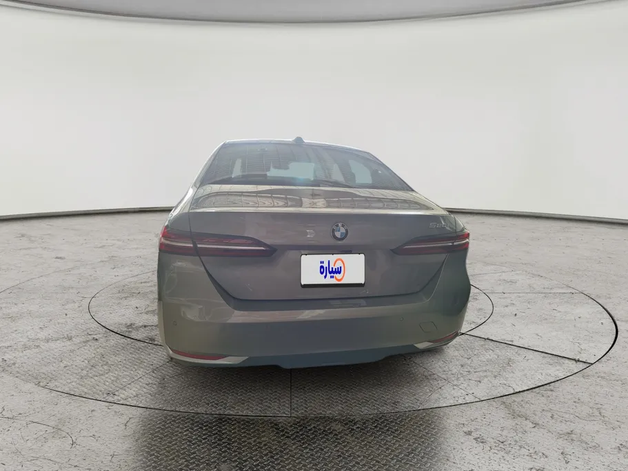 بي ام دبليو الفئة الخامسة 520i 2024 