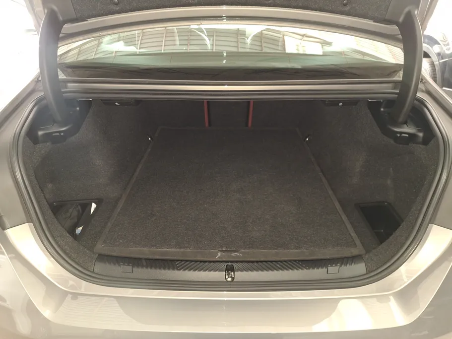 بي ام دبليو الفئة الخامسة 520i 2024 