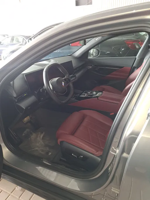 بي ام دبليو الفئة الخامسة 520i 2024 