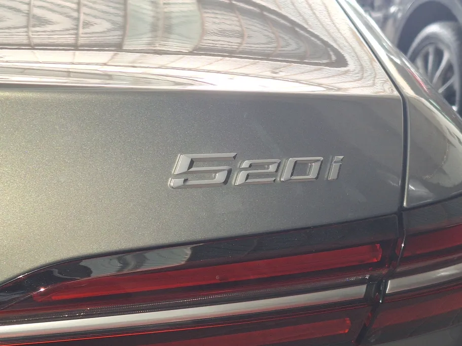 بي ام دبليو الفئة الخامسة 520i 2024 