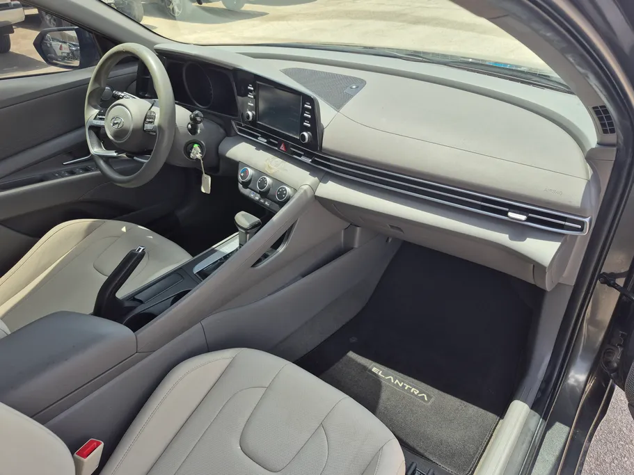 2023 Hyundai Elantra Smart 
