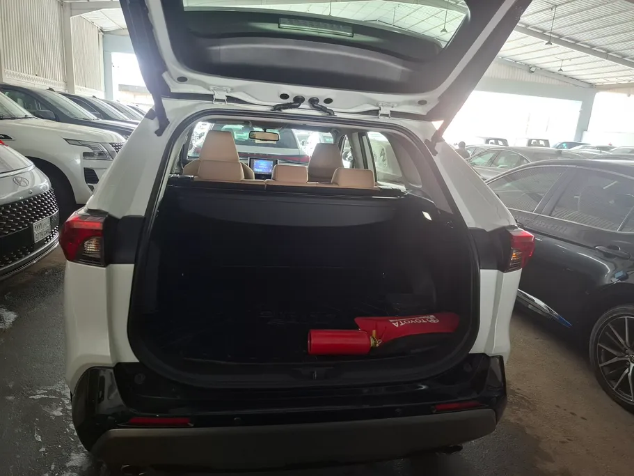 2025 Toyota RAV4 XLE HEV 