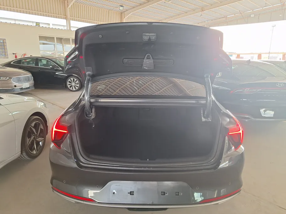 2022 Kia K8 LX 