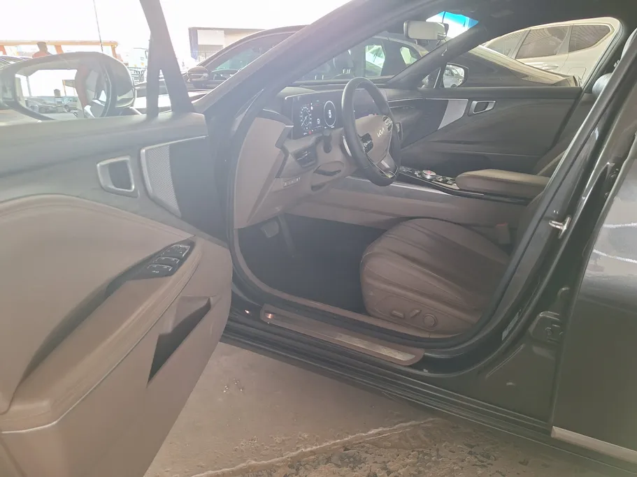 2022 Kia K8 LX 