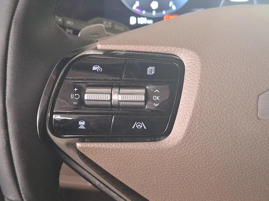 2022 Kia K8 LX 