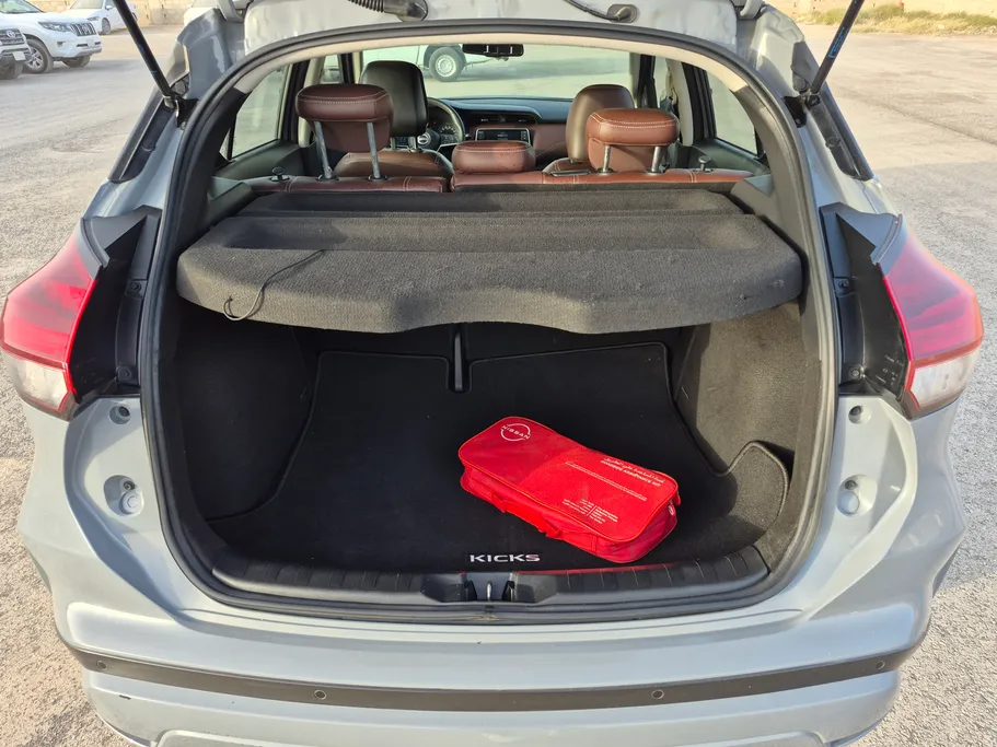 2023 Nissan Kicks SL 