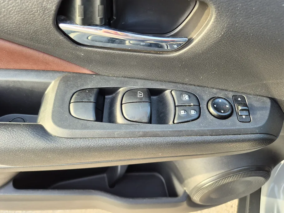 2023 Nissan Kicks SL 