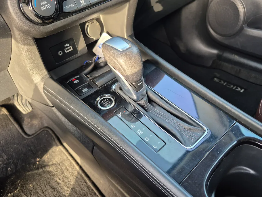 2023 Nissan Kicks SL 
