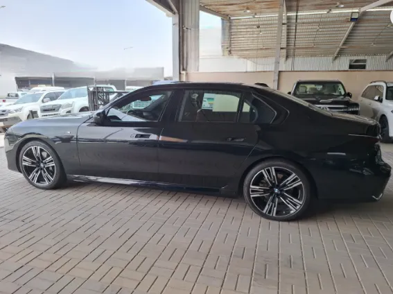 بي ام دبليو الفئة السابعة 735i 2025 