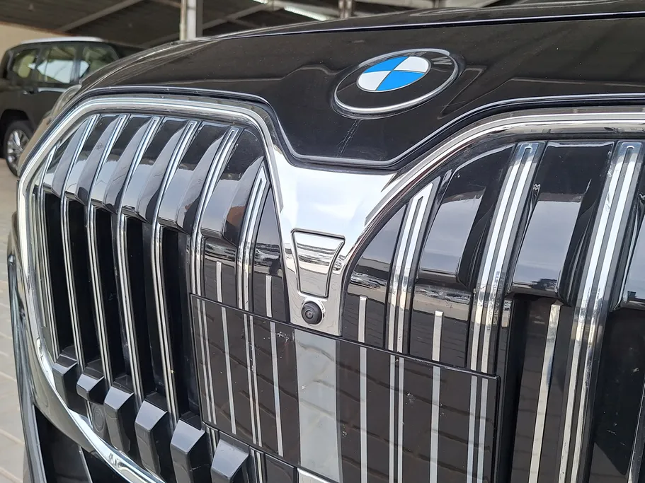بي ام دبليو الفئة السابعة 735i 2025 