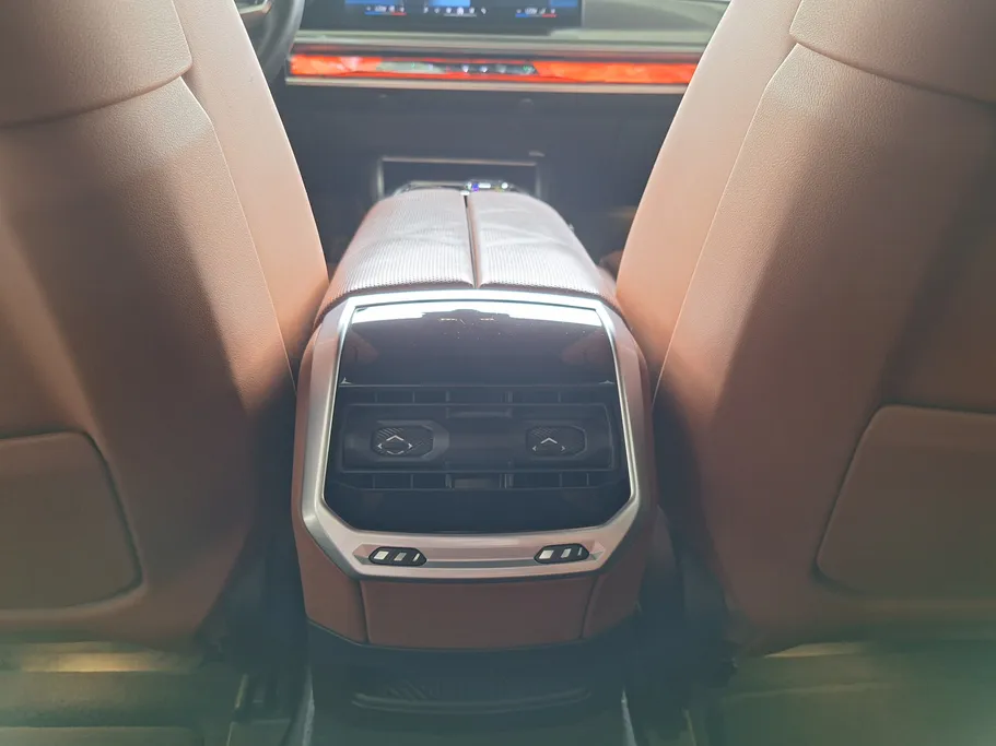 بي ام دبليو الفئة السابعة 735i 2025 