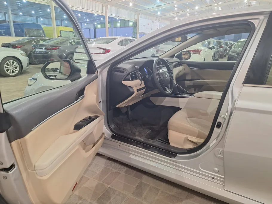 2020 Toyota Camry  LE HEV 