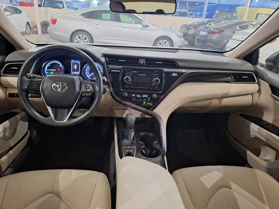 2020 Toyota Camry  LE HEV 