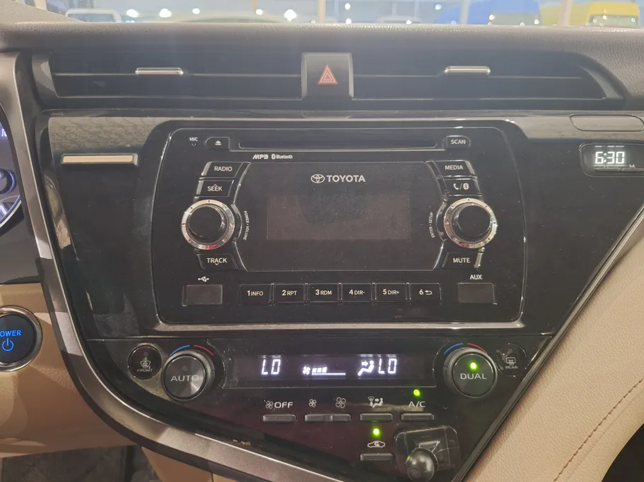 2020 Toyota Camry  LE HEV 