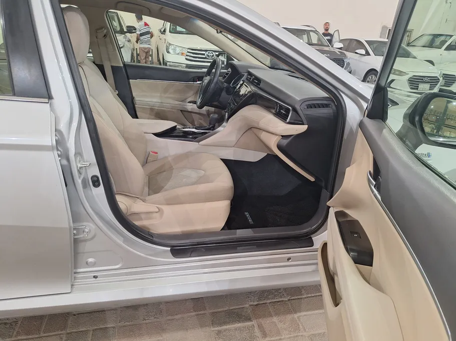 2020 Toyota Camry  LE HEV 