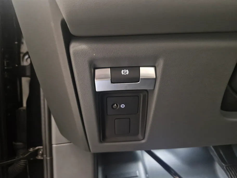 2025 Land Rover Defender X DYNAMIC 