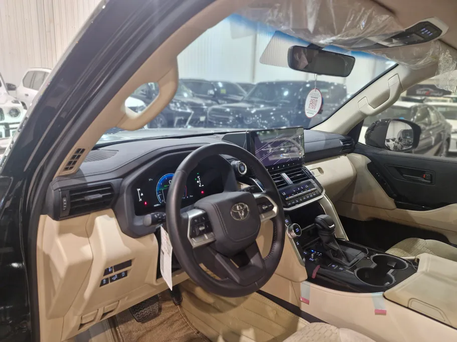2025 Toyota Land Cruiser GXR 