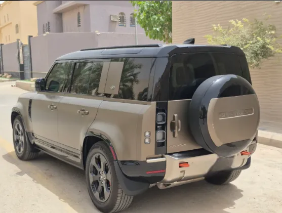 لاند روفر ديفندر X P400 2023 