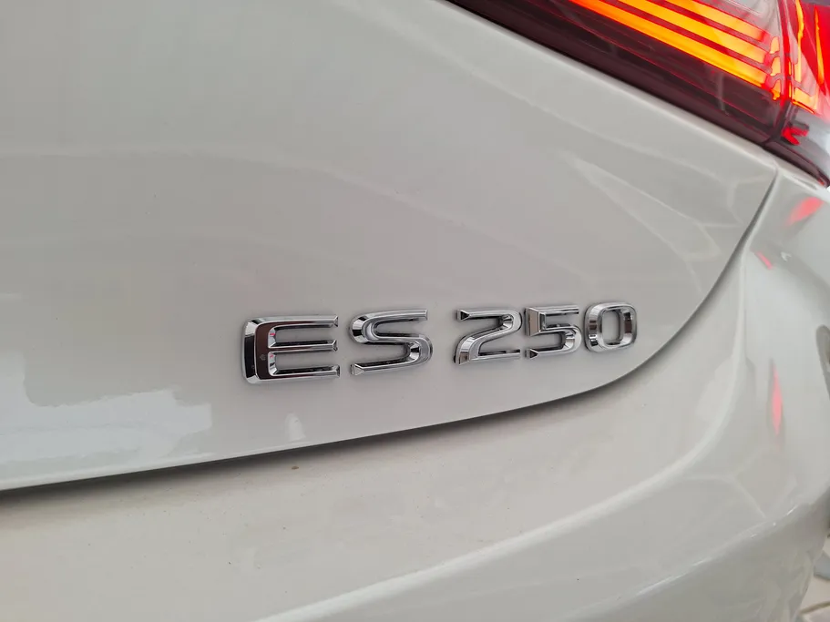 2025 Lexus ES 250 