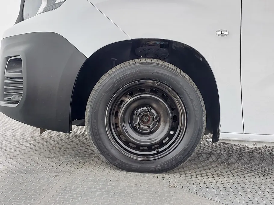 2023 Peugeot Partner Short van 